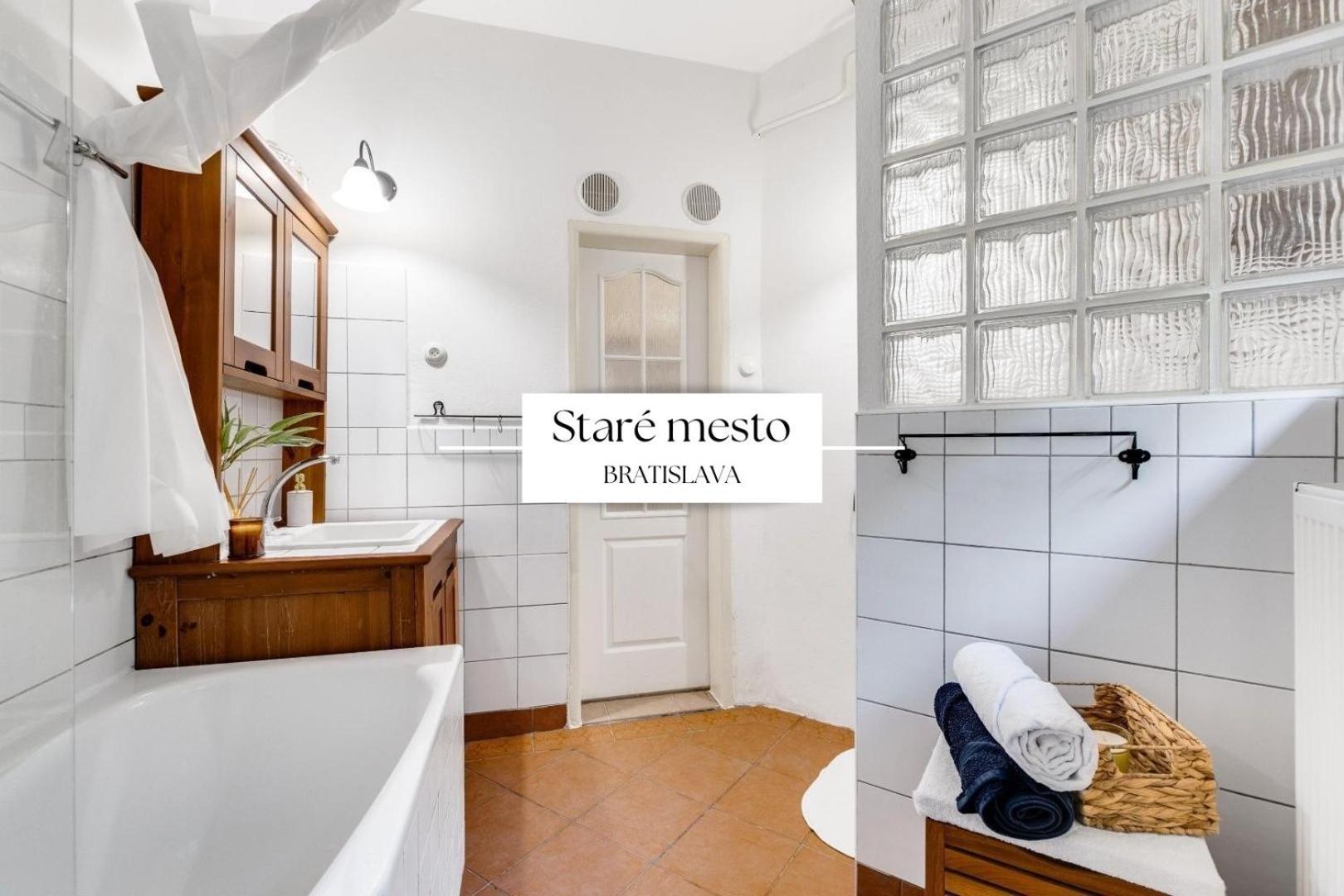 Stylish Historical Apartment + Backyard Pressburg Exterior foto